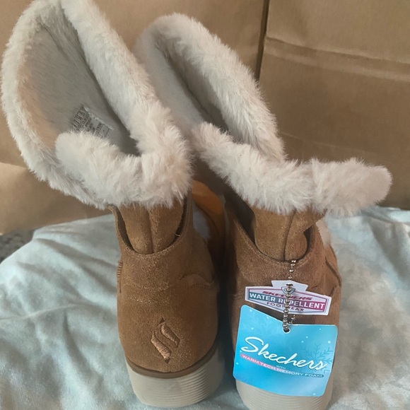 NWT Sketchers women’s boots size 6
Warm tech memory foam 
Water Repellent - Picture 5 of 8
